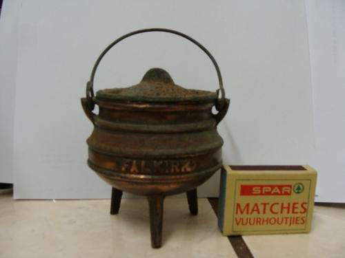 1 SMALL POTJIE POTMARKED FALKIRK -rust GREAT COUNTRY  KITCHEN DECOR-VERY VERY SWEET