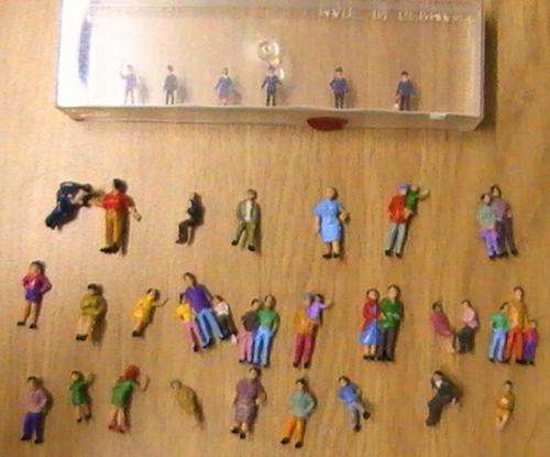 Figurines for a Lima train set