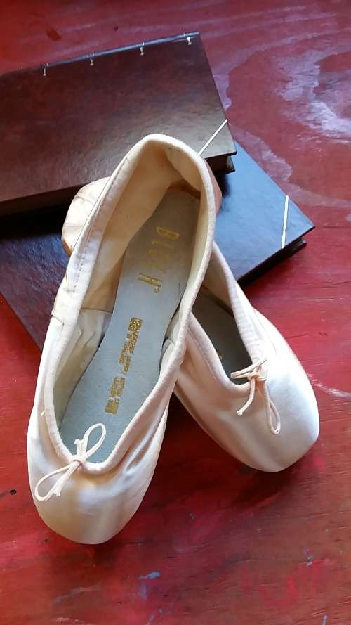 BEAUTIFUL PINK BALLET POINTE SHOES : FOR USE OR DISPLAY IN A GIRLS ROOM : BLOCH SIZE 3.5 (02 of 4)