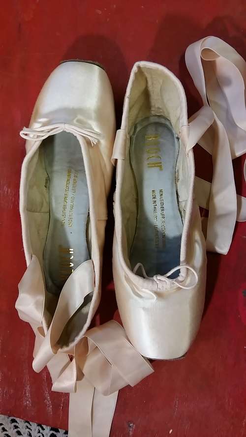 BEAUTIFUL PINK BALLET POINTE SHOES : FOR USE OR DISPLAY IN A GIRLS ROOM : BLOCH SIZE 5 WITH RIBBON