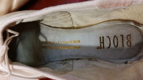 BEAUTIFUL PINK BALLET POINTE SHOES : FOR USE OR DISPLAY IN A GIRLS ROOM : BLOCH SIZE 5 WITH RIBBON