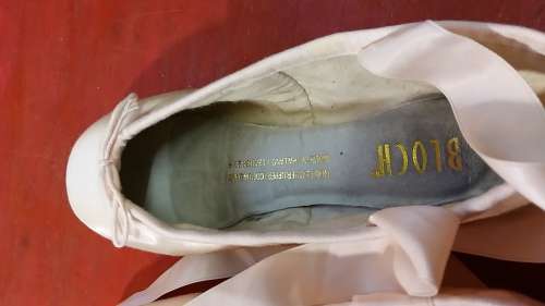 BEAUTIFUL PINK BALLET POINTE SHOES : FOR USE OR DISPLAY IN A GIRLS ROOM : BLOCH SIZE 5 WITH RIBBON