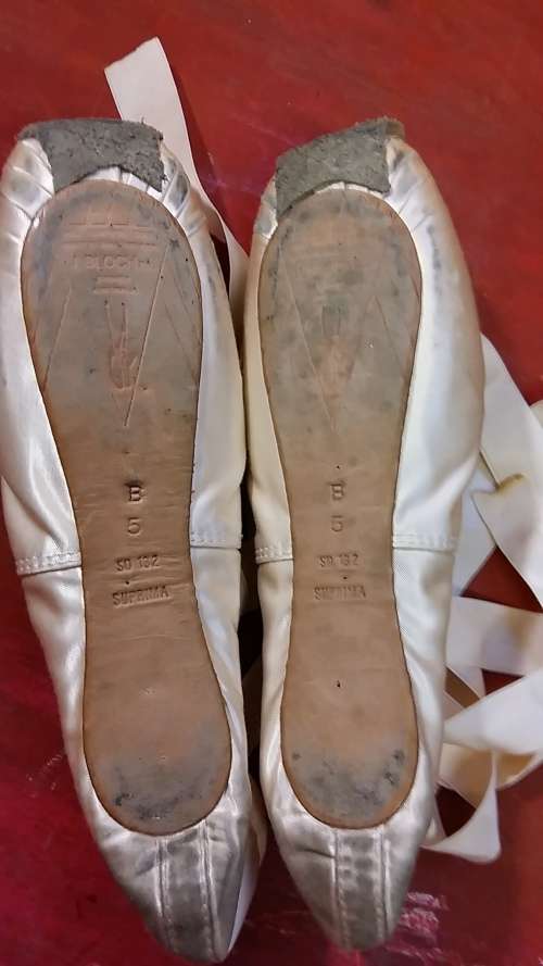 BEAUTIFUL PINK BALLET POINTE SHOES : FOR USE OR DISPLAY IN A GIRLS ROOM : BLOCH SIZE 5 WITH RIBBON