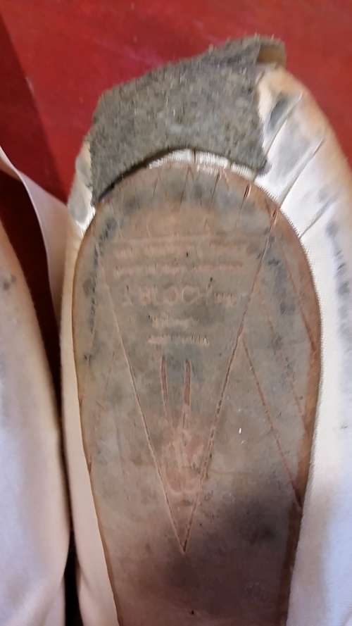 BEAUTIFUL PINK BALLET POINTE SHOES : FOR USE OR DISPLAY IN A GIRLS ROOM : BLOCH SIZE 5 WITH RIBBON