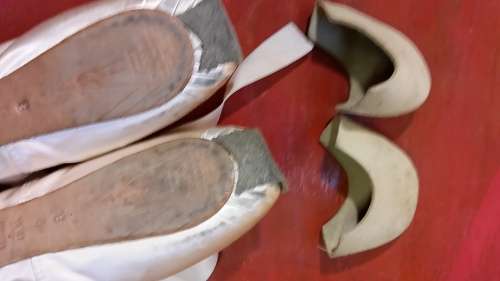 BEAUTIFUL PINK BALLET POINTE SHOES : FOR USE OR DISPLAY IN A GIRLS ROOM : BLOCH SIZE 5 WITH RIBBON