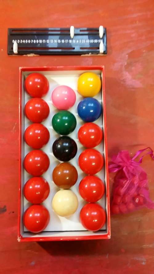 BOXED SET OF 17 SNOOKER BALLS