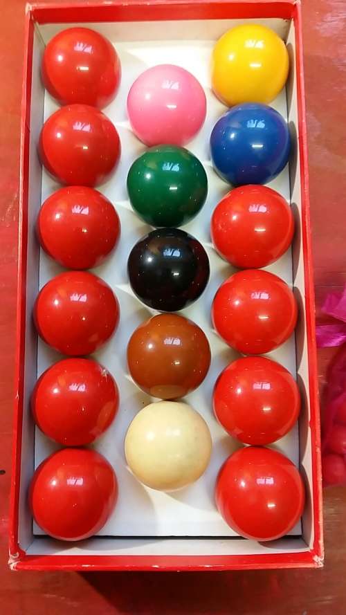BOXED SET OF 17 SNOOKER BALLS