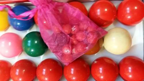 BOXED SET OF 17 SNOOKER BALLS