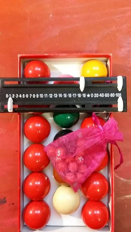 BOXED SET OF 17 SNOOKER BALLS
