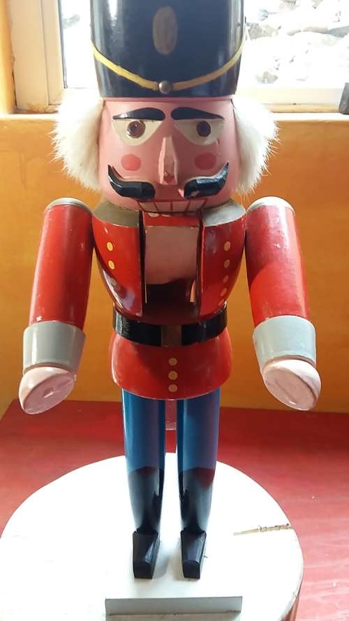 WOODEN NUTCRACKER WITH ADJUSTABLE ARMS