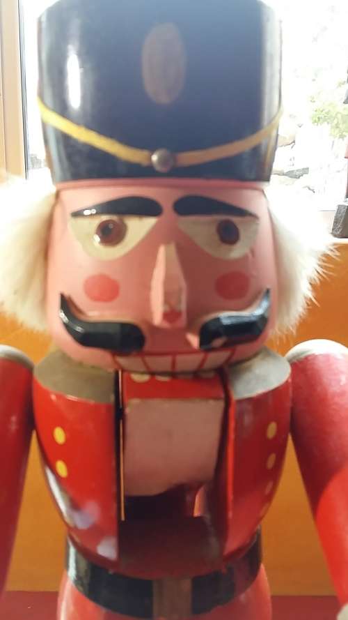 WOODEN NUTCRACKER WITH ADJUSTABLE ARMS