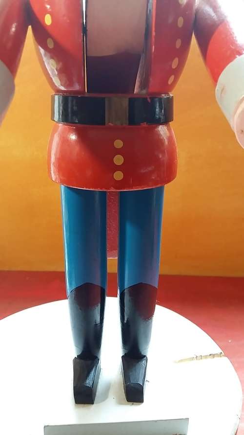 WOODEN NUTCRACKER WITH ADJUSTABLE ARMS