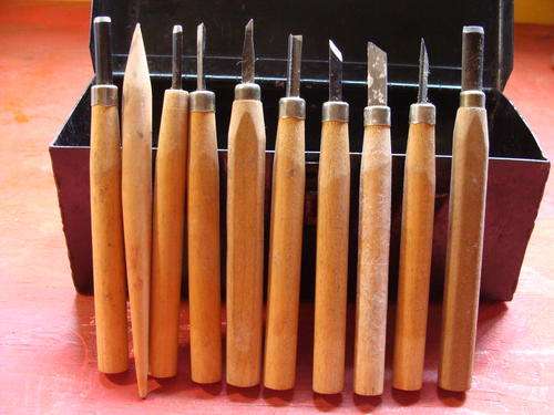 WOODCARVING AS A HOBBY? THIS IS FOR YOU! 28 PIECE WOODCARVING SET COMES IN A METAL BOX