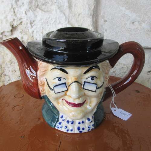 FOR THE TEA POT COLLECTOR !!   UNMARKED TEA POT IN GOOD CONDITION