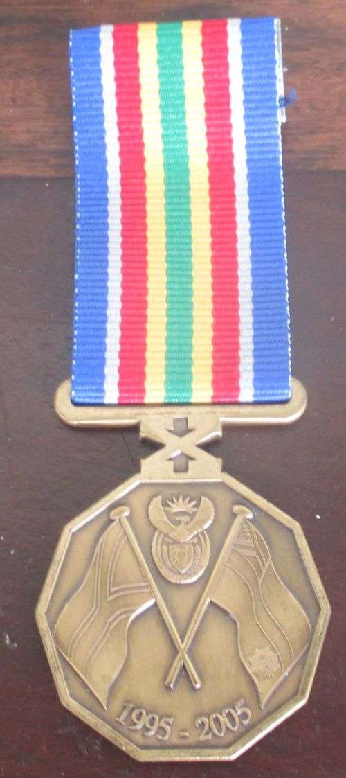 2 POLICE MEDALS AND MILK JUG