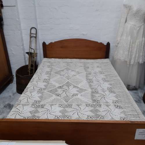 GEHEKELDE BEDSPREI/TAFELDOEKN