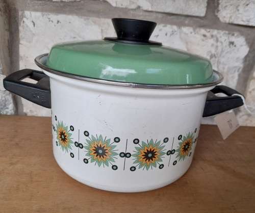 CAST IRON COOKING POT