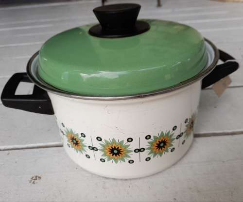 CAST IRON COOKING POT