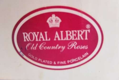 ROYAL  ALBERT  CAKE KNIFE  "OLD COUNTRY ROSES"