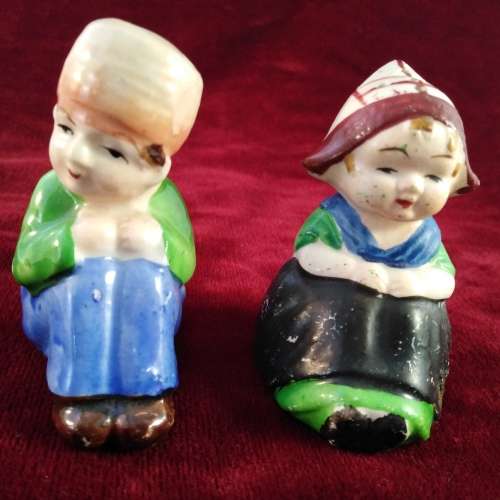 SALT AND PEPPER SET   "BOY AND GIRL FROM HOLLAND"