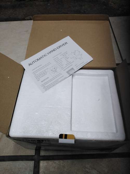 Automatic hand dryer