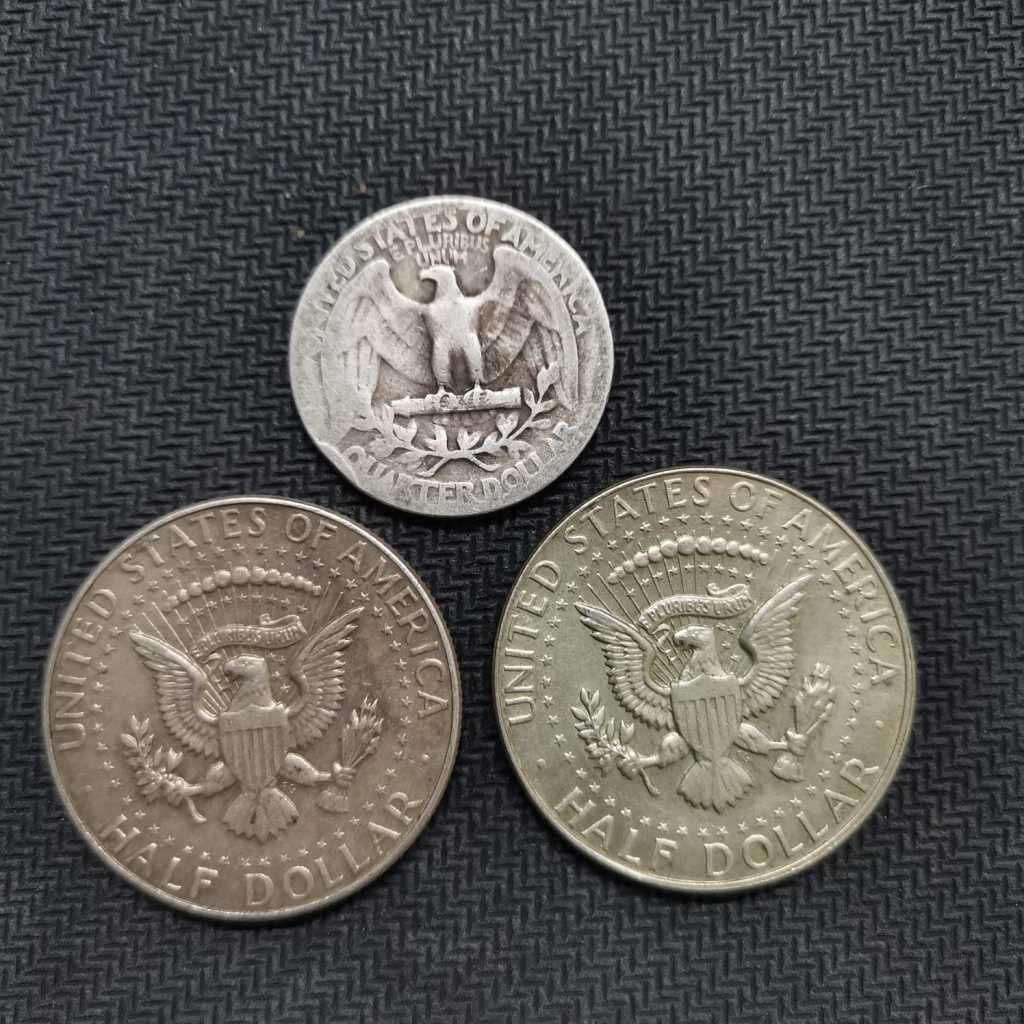 SILVER COINS- Grouping of 3 USA coins - 2 Half dollars and a Quarter