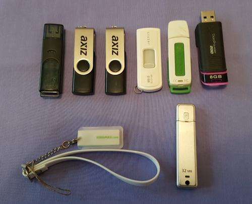 ~~ 8x USED FLASH DRIVES ~~