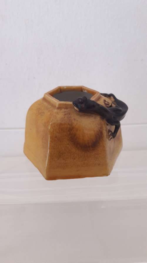 miniature Chinese porcelain ink pot /brush pot with salamader motif Qing dynasty mark