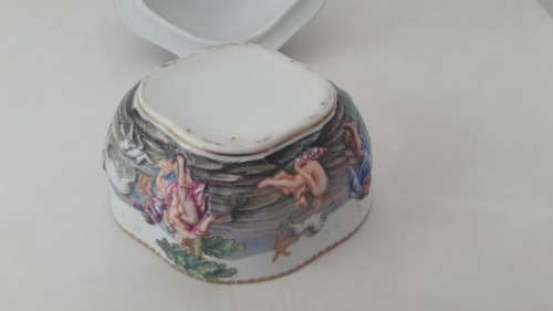 Capodimonte Naples antique 19th Century lidded trinket box hand painted