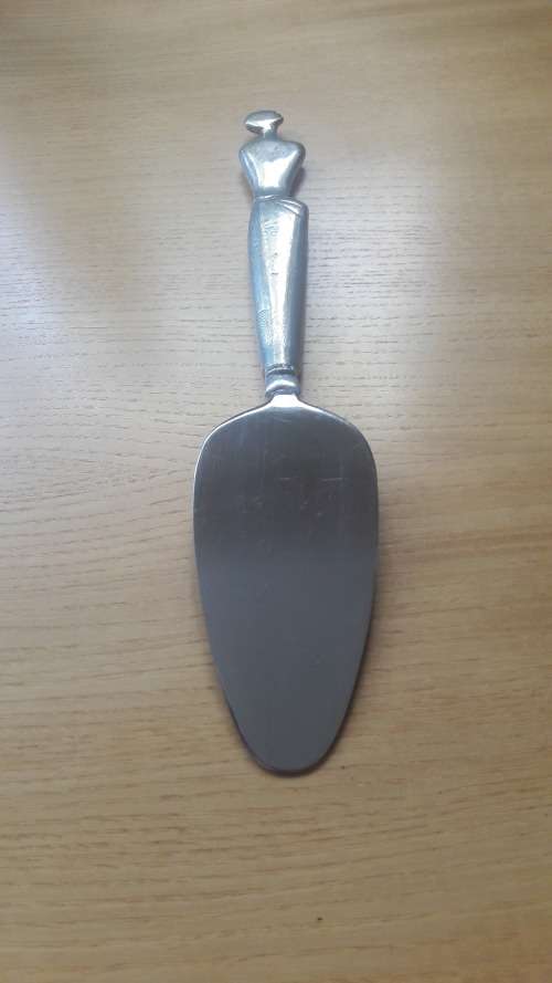 Collectible Carol Boyes cake lifter pewter handle with stainless steel spatula