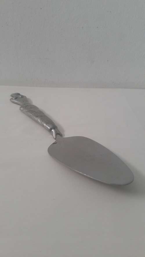 Collectible Carol Boyes cake lifter pewter handle with stainless steel spatula