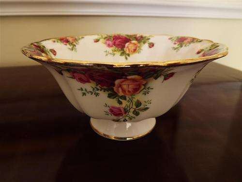 RARE AND BEAUTIFUL ROYAL ALBERT OLD COUNTRY ROSES 1962 FOOTED DESSERT BOWL OR SWEET DISH - STUNNING