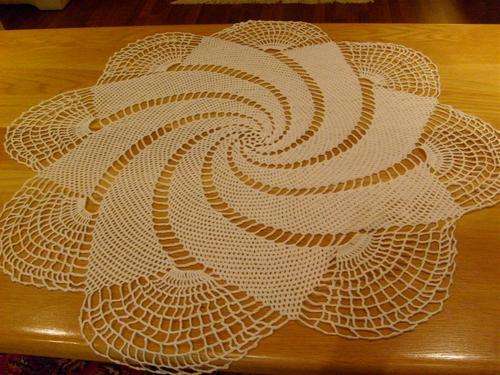 CRAZY R1.00 START....LOVELY LARGE VINTAGE CROCHET ROUND SCALLOPED TABLE CLOTH  - 108cm in diameter