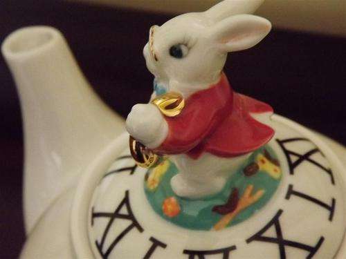 BEAUTIFUL COLLECTORS  WHITE 'ALICE IN WONDERLAND MAD HATTERS TEA PARTY' THEMED TEA POT - STUNNING !