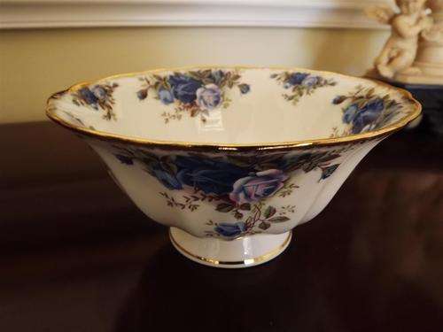 BEAUTIFUL AND RARE  ROYAL ALBERT 'MOONLIGHT ROSE' FOOTED BON-BON OR DESSERT  DISH