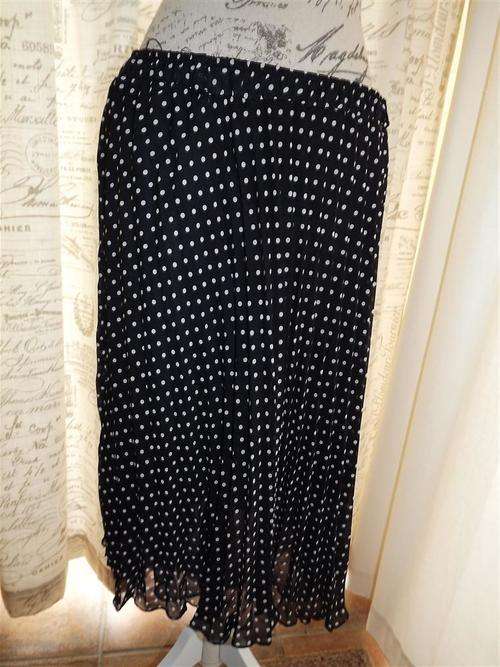 LADIES BLACK AND WHITE POLKA DOT PLEATED SKIRT - SIZE 40