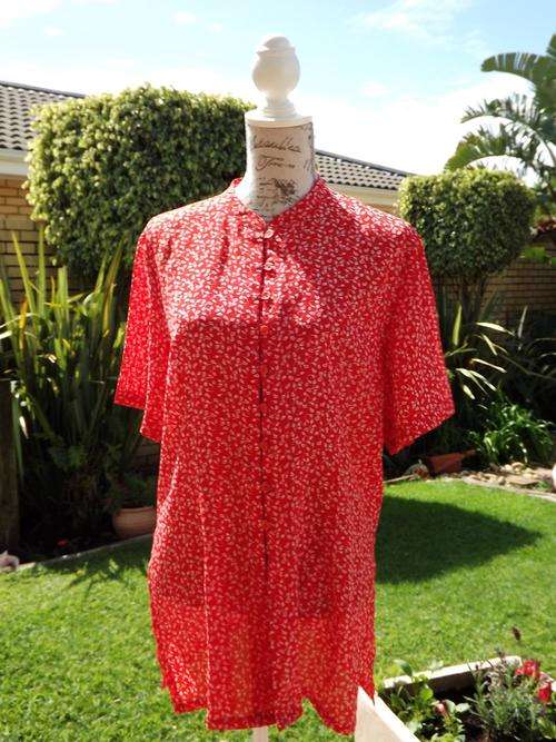NEW LADIES SOFT FABRIC RED AND WHITE CHINESE COLLAR TOP  WITH BUTTON DETAIL LOOPS - SIZE MEDIUM