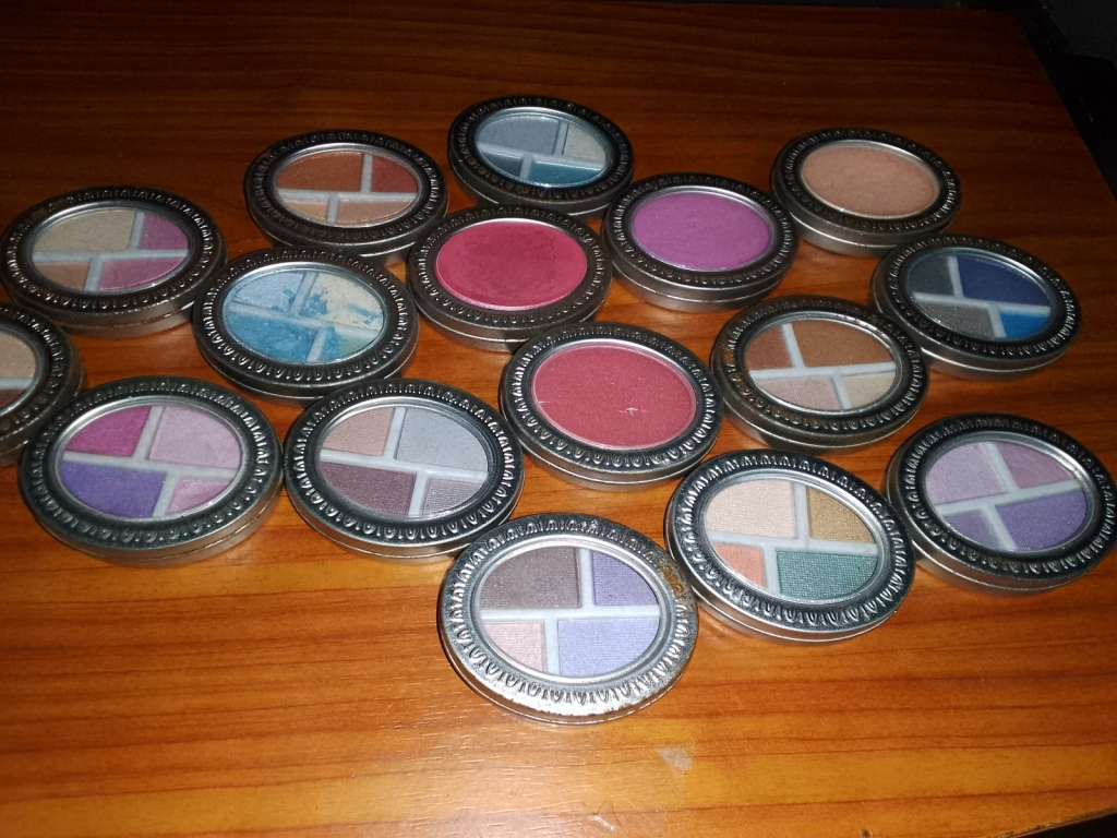 MAKEUP BUNDLE SALE VARIOUS MAKEUP PALETTES WITH  BAG