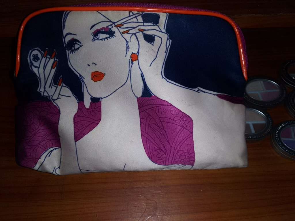 MAKEUP BUNDLE SALE VARIOUS MAKEUP PALETTES WITH  BAG