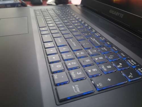 **Ultimate Gamer**GIGABYTE SABER 17*i7-7700HQ*GTX1050*17."FHD*16GB RAM*1000GB HDD*BACKLIT*QUAD CORE*