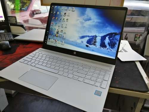 STUNNING! as new!*Monstrous 8th Gen*HP PAVILION 15*i5-8250u*QUAD CORE*2000GB HDD*8GB DDR4*UHD 620*