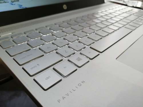 STUNNING! as new!*Monstrous 8th Gen*HP PAVILION 15*i5-8250u*QUAD CORE*2000GB HDD*8GB DDR4*UHD 620*
