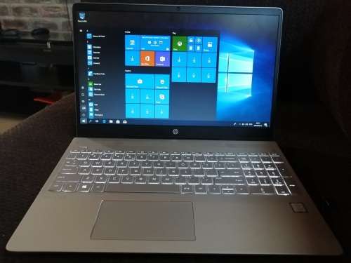 STUNNING! as new!*Monstrous 8th Gen*HP PAVILION 15*i5-8250u*QUAD CORE*2000GB HDD*8GB DDR4*UHD 620*