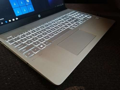 STUNNING! as new!*Monstrous 8th Gen*HP PAVILION 15*i5-8250u*QUAD CORE*2000GB HDD*8GB DDR4*UHD 620*