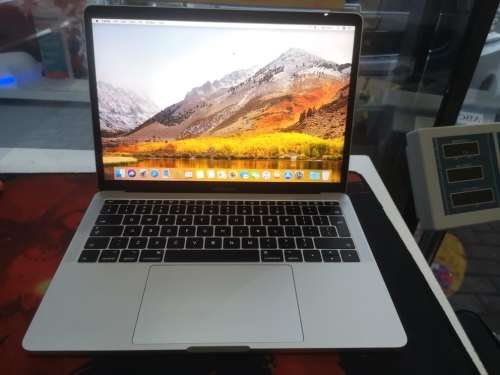 MASSIVE PRICE DROP!*2017 MACBOOK PRO*CORE i5*8GB RAM*256GB SSD*RETINA2560X1600*IRIS PLUS*296 CYCLES