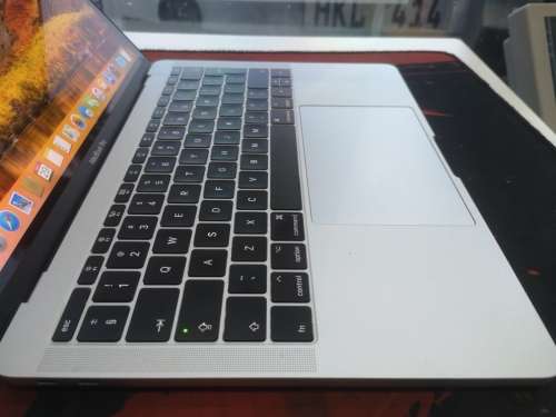 MASSIVE PRICE DROP!*2017 MACBOOK PRO*CORE i5*8GB RAM*256GB SSD*RETINA2560X1600*IRIS PLUS*296 CYCLES