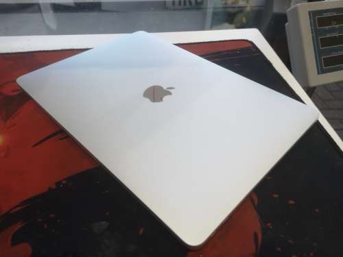 MASSIVE PRICE DROP!*2017 MACBOOK PRO*CORE i5*8GB RAM*256GB SSD*RETINA2560X1600*IRIS PLUS*296 CYCLES