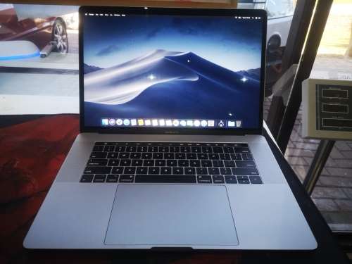 1ST BID!*MACBOOK PRO 15"TOUCHBAR*2017*i7-7700HQ*16GB RAM*512GB SSD*RADEON PRO*