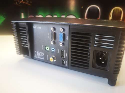 AS NEW*DELL PROJECTOR 1220*2700LUMENS*SCHOOL OR BUSINESS*