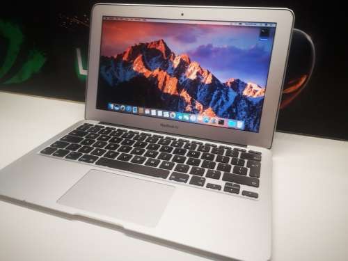 **EXCELLENT**MINT**APPLE MACBOOK AIR i5*64GB SSD*2GB RAM*11"HD*